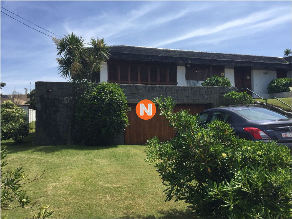 Casa Ref.210079 - Casa en Venta y Alquiler, Pinares, Punta del Este, 3 Dormitorios.