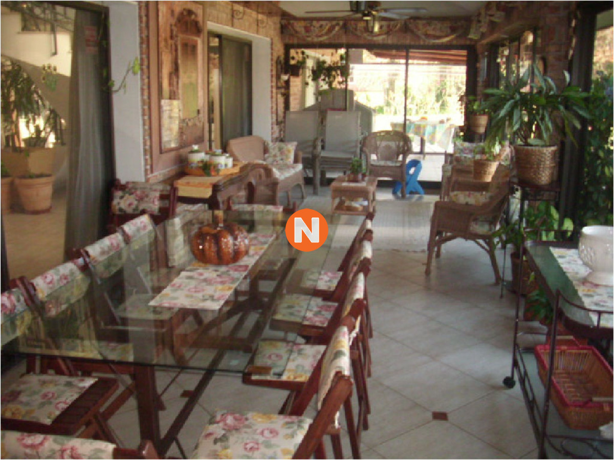 Casa Ref.206308 - Gran residencia en playa mansa a cuadras del mar. Seis dormitorios, jardín, parrillero y piscina climatizada