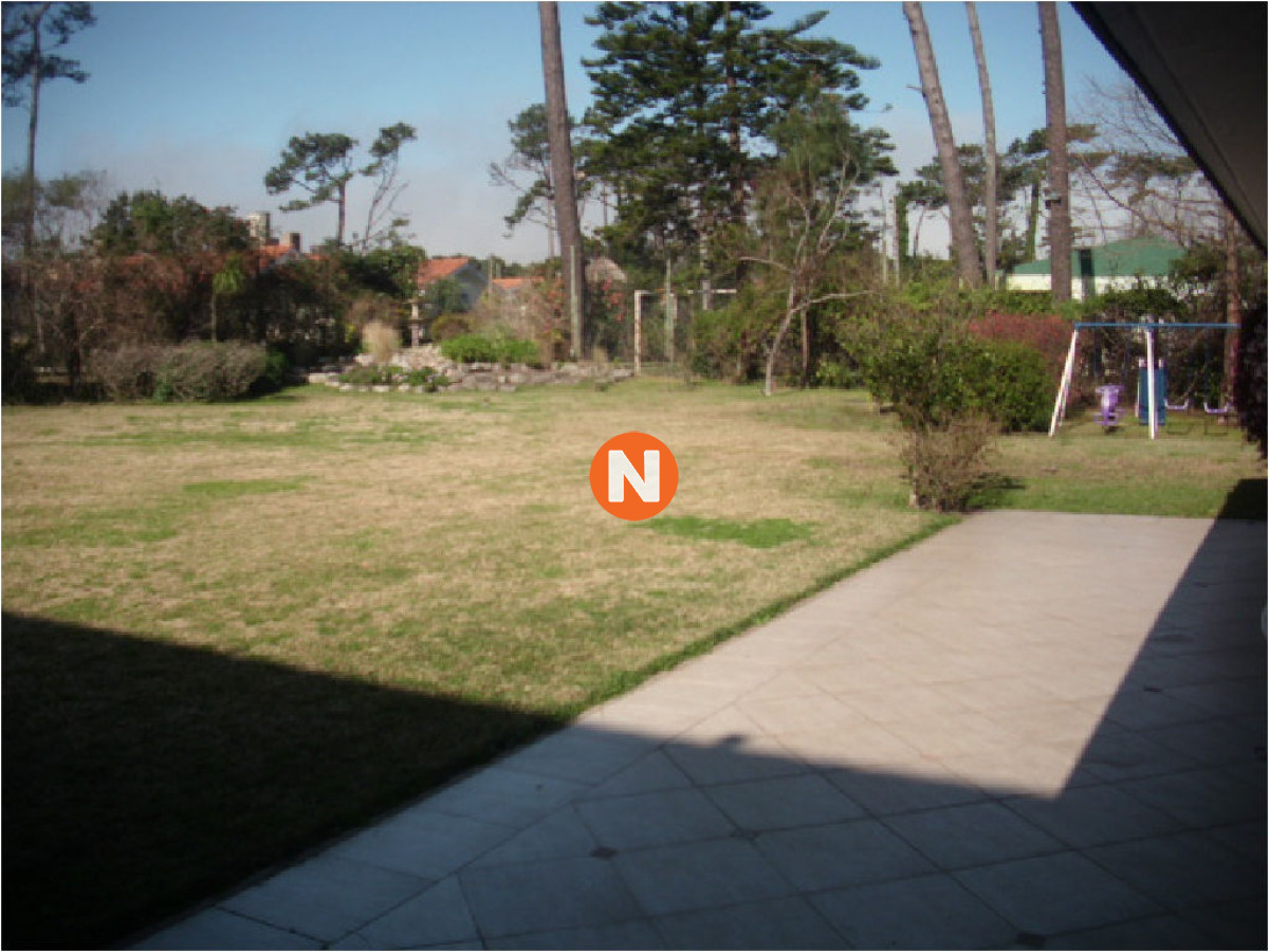 Casa Ref.206308 - Gran residencia en playa mansa a cuadras del mar. Seis dormitorios, jardín, parrillero y piscina climatizada