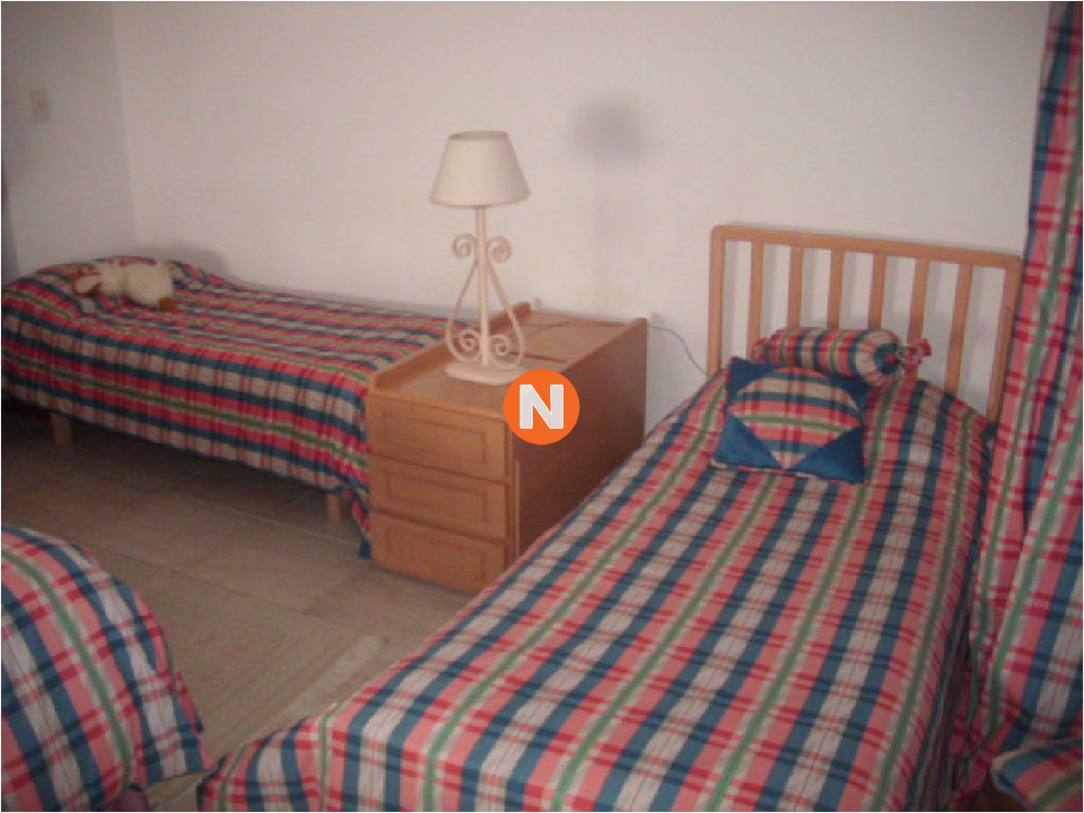 Casa Ref.206308 - Gran residencia en playa mansa a cuadras del mar. Seis dormitorios, jardín, parrillero y piscina climatizada