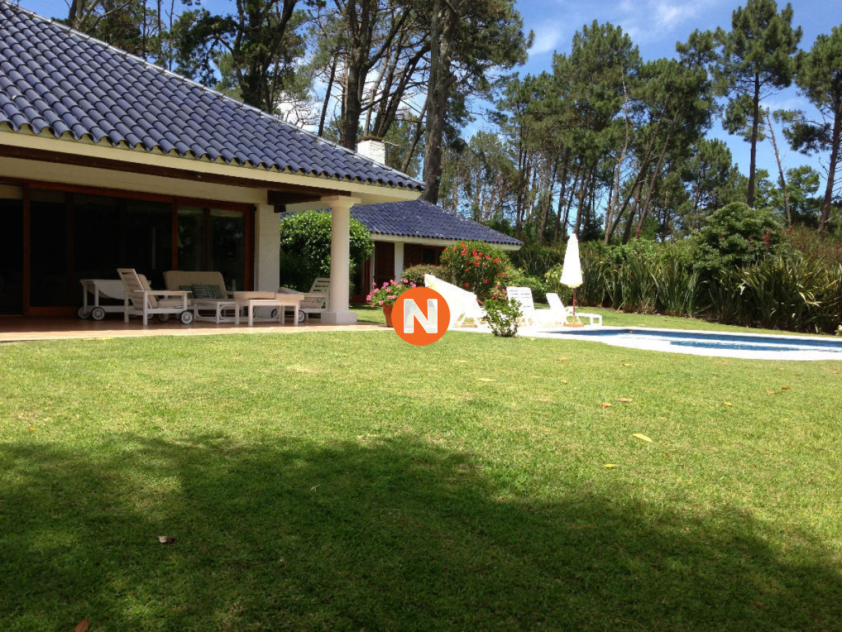 Casa Ref.206361 - Casa en Venta y Alquiler, Golf, Punta del Este, 5 Dormitorios.