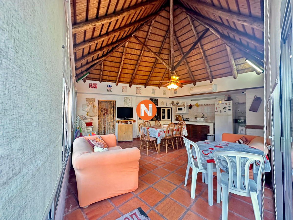 Casa Ref.223265 - En Venta, casa en zona de playa Mansa.. a pasos del mar!!!