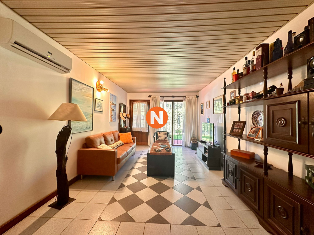 Casa Ref.223265 - En Venta, casa en zona de playa Mansa.. a pasos del mar!!!