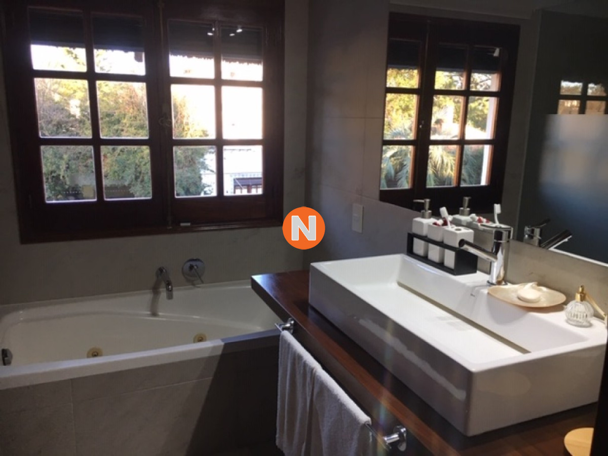 Casa Ref.215522 - Muy linda casa en venta, gran terreno y barbacoa