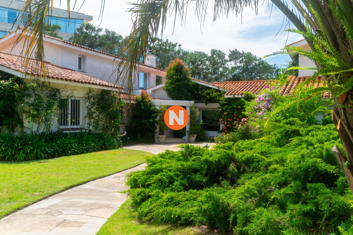 Casa Ref.209970 - Casa en Venta Golf de  Punta del Este, frente al mar, con vista , 6 Dormitorios.