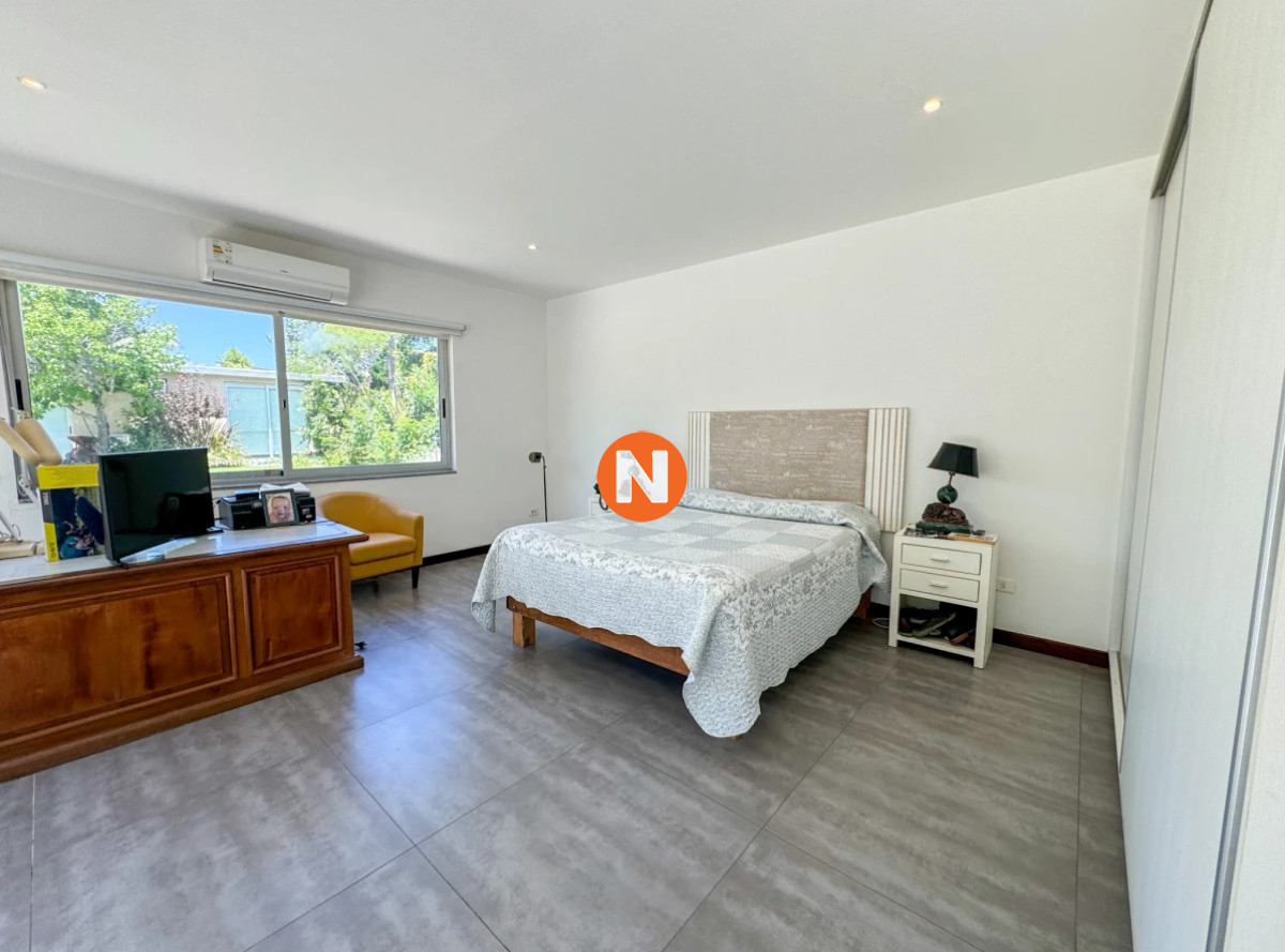 Casa Ref.223696 - Casa en venta con 4 dormitorios frente a Laguna del Diario, Punta del Este, Maldonado