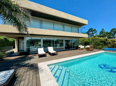 Casa en venta con 4 dormitorios frente a Laguna del Diario, Punta del Este, Maldonado