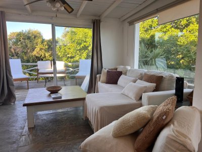 VENTA DE CASA DE 3 DORMITORIOS CON VISTA AL MAR EN PINARES PUNTA DEL ESTE 