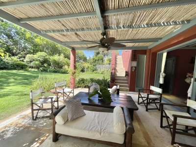 VENTA DE CASA DE 3 DORMITORIOS Y SERVICIO EN RINCON DEL INDIO PUNTA DEL ESTE