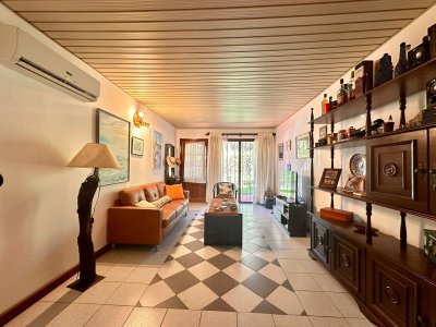 En Venta, casa en zona de playa Mansa.. a pasos del mar!!!