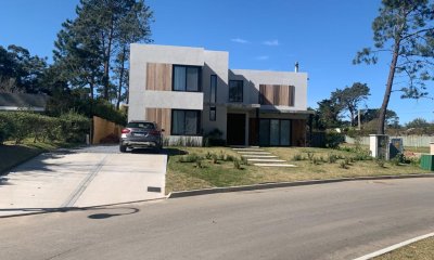 VENTA DE CASA DE 5 DORMITORIOS EN BARRIO PRIVADO LA ARBOLADA PUNTA DEL ESTE