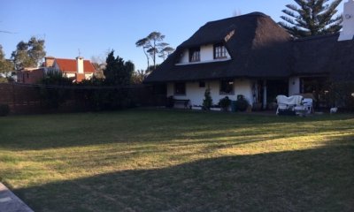 Muy linda casa en venta, gran terreno y barbacoa