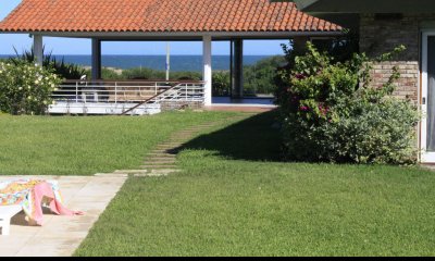 VENTA DE CASA DE 5 DORMITORIOS EN PRIMERA LINEA EN BRAVA PUNTA DEL ESTE