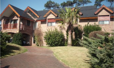 Gran residencia en playa mansa a cuadras del mar. Seis dormitorios, jardín, parrillero y piscina climatizada