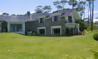 Casa en Venta y Alquiler, Pinares, Punta del Este, 5 Dormitorios.