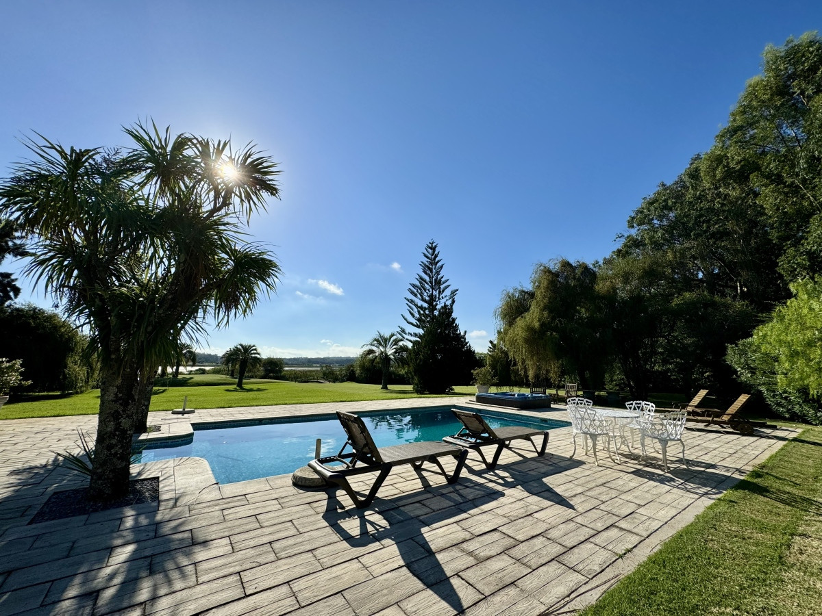 Excelente casa en venta de 4 dormitorios en Pinares, Punta del Este.