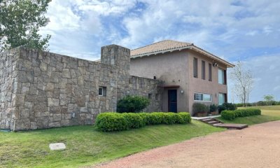 Venta de excepcional chacra en zona de La Barra, cerca del campo de golf.