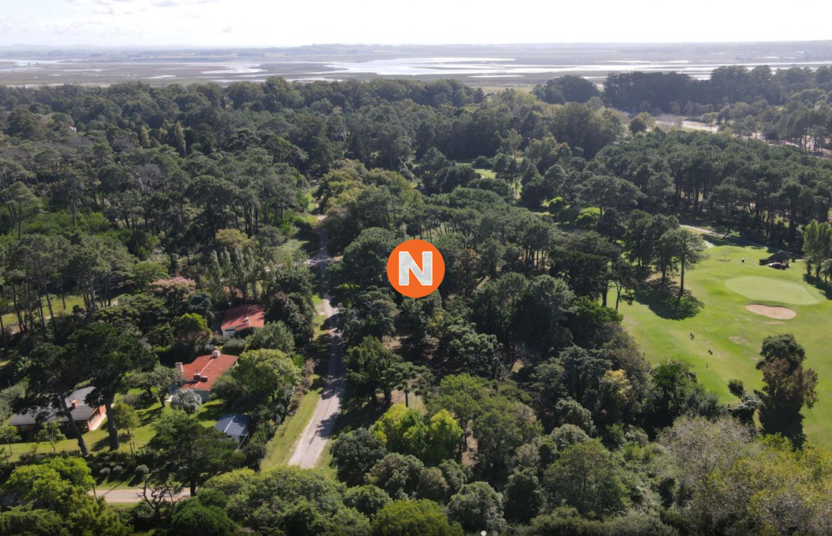 Terreno Ref.223880 - Venta de Lote de  2150 m2 en Playa Brava, Punta del Este. 