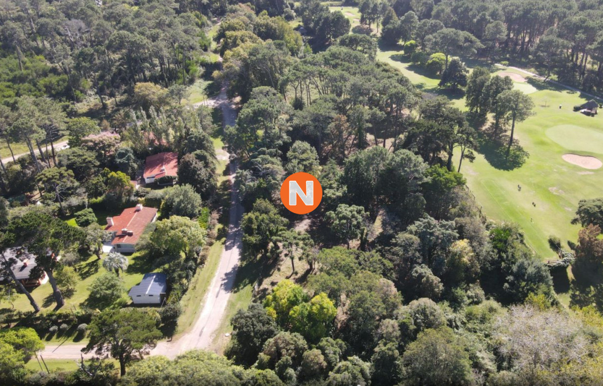Terreno Ref.223880 - Venta de Lote de  2150 m2 en Playa Brava, Punta del Este. 