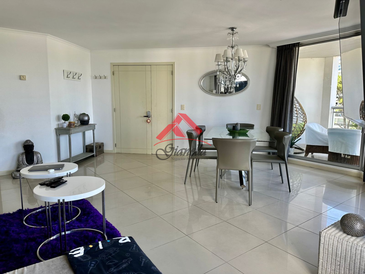 Apartamento ID.1919 - Amplio apartamento en Venta de 3 dormitorios y dependencia en Roosevelt