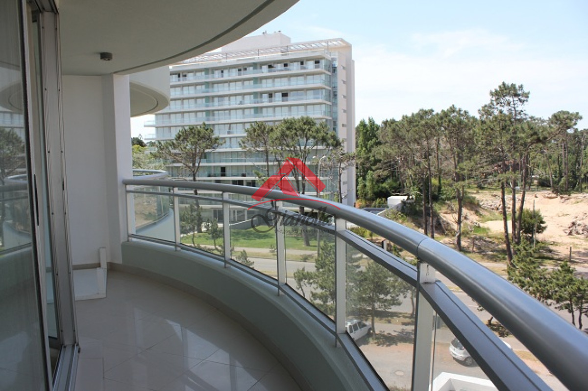 Apartamento ID.1919 - Amplio apartamento en Venta de 3 dormitorios y dependencia en Roosevelt