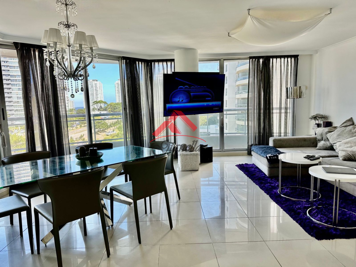 Apartamento ID.1919 - Amplio apartamento en Venta de 3 dormitorios y dependencia en Roosevelt