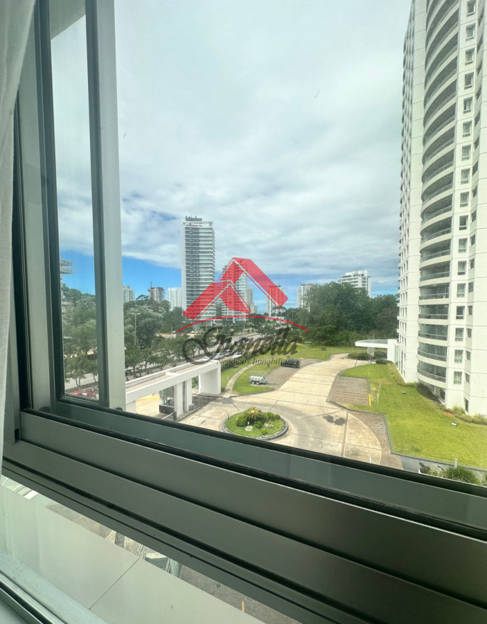 Apartamento ID.1919 - Amplio apartamento en Venta de 3 dormitorios y dependencia en Roosevelt