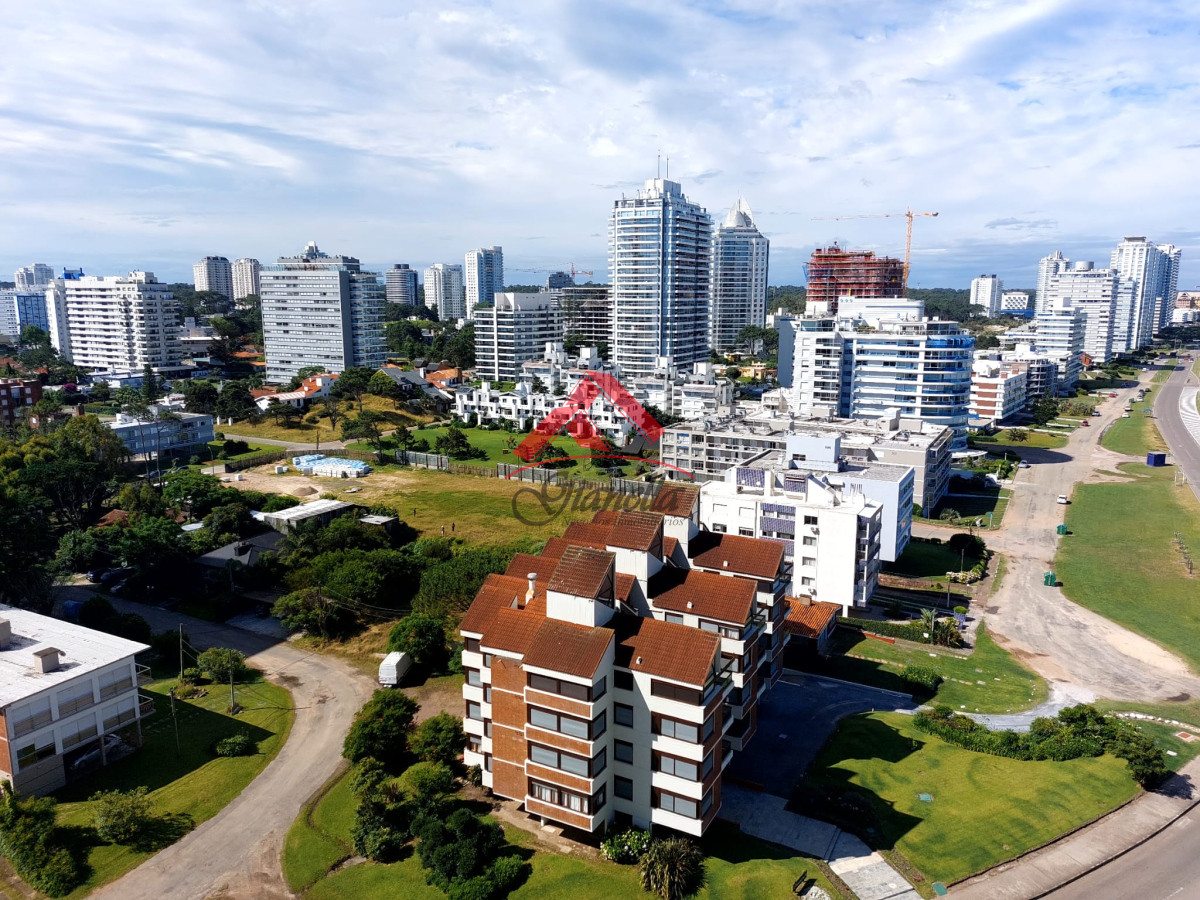 Apartamento ID.2062 - Apartamento de 3 suite y dependencia en VENTA Playa Brava