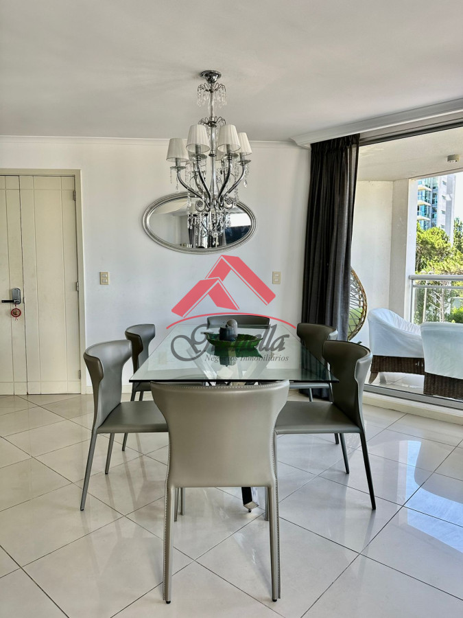 Apartamento ID.1919 - Amplio apartamento en Venta de 3 dormitorios y dependencia en Roosevelt