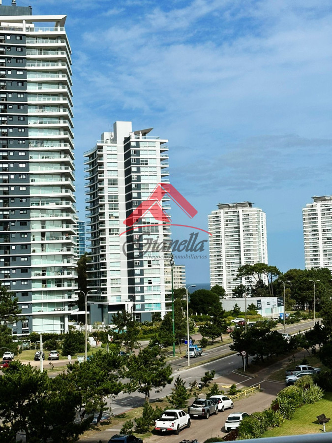 Apartamento ID.1919 - Amplio apartamento en Venta de 3 dormitorios y dependencia en Roosevelt