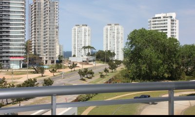 Amplio apartamento en Venta de 3 dormitorios y dependencia en Roosevelt