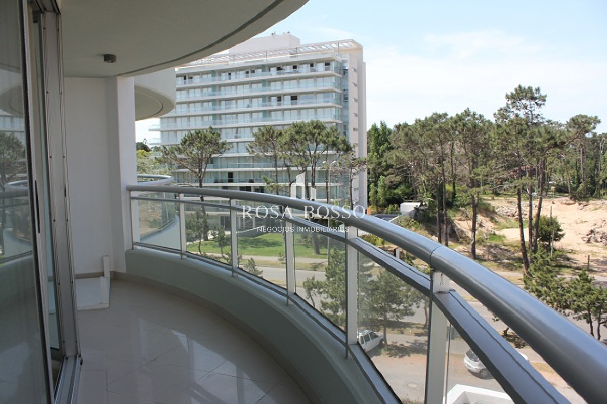 Apartamento ID.9014 - Amplio apartamento en Venta de 3 dormitorios y dependencia en Roosevelt