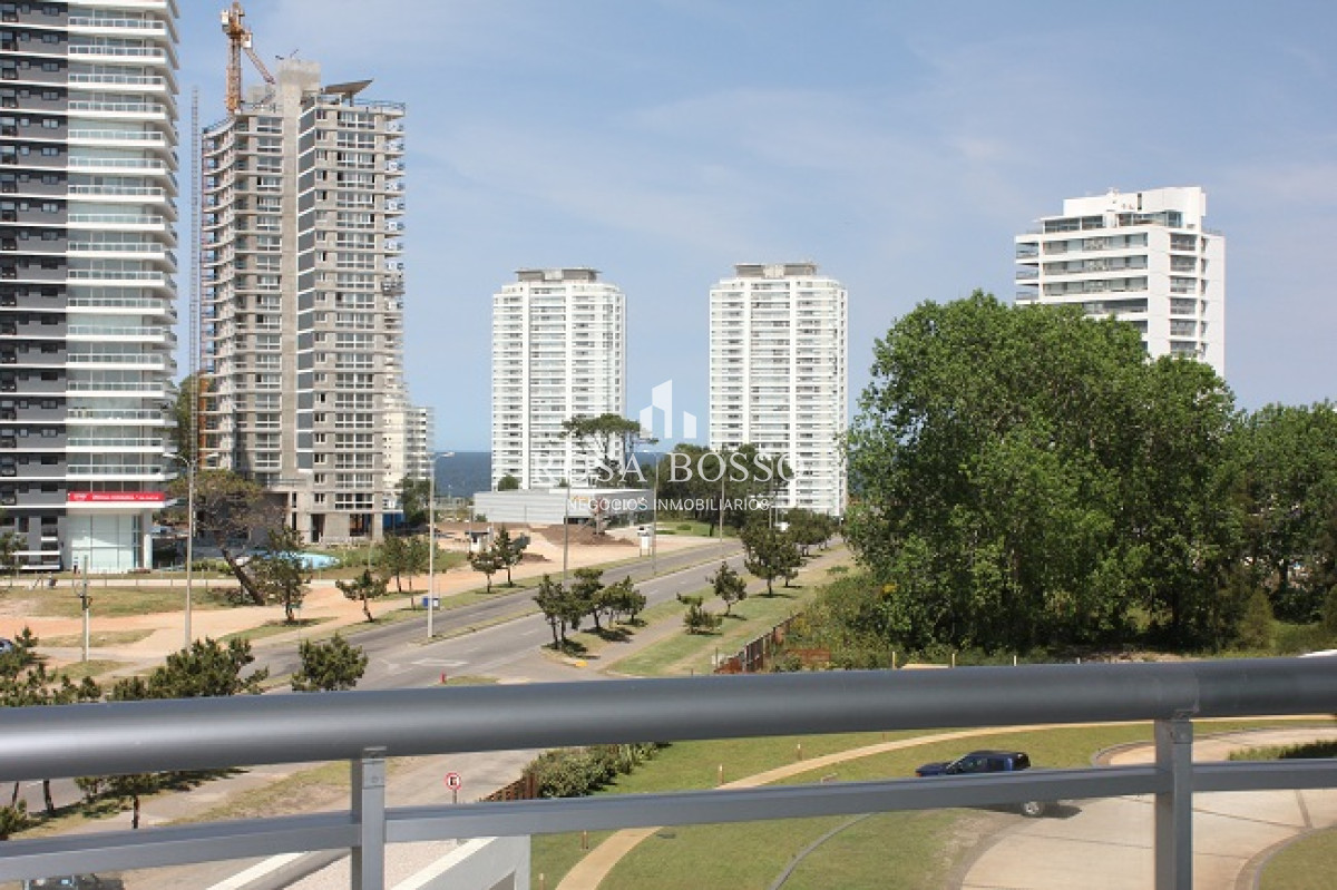 Apartamento ID.9014 - Amplio apartamento en Venta de 3 dormitorios y dependencia en Roosevelt