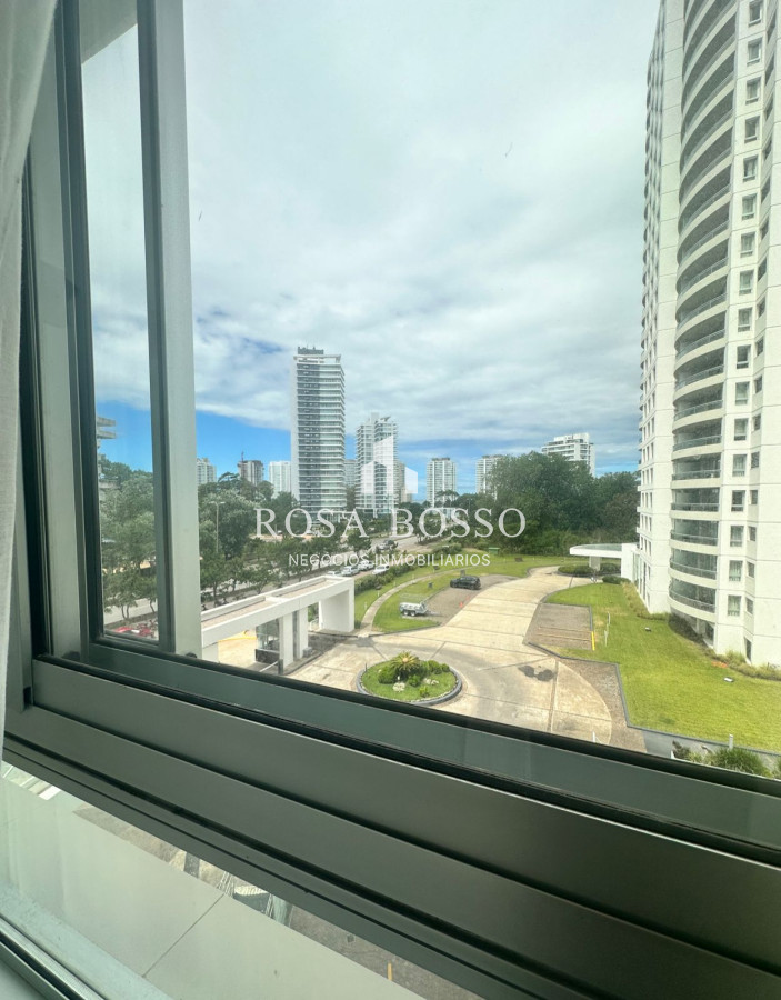 Apartamento ID.9014 - Amplio apartamento en Venta de 3 dormitorios y dependencia en Roosevelt