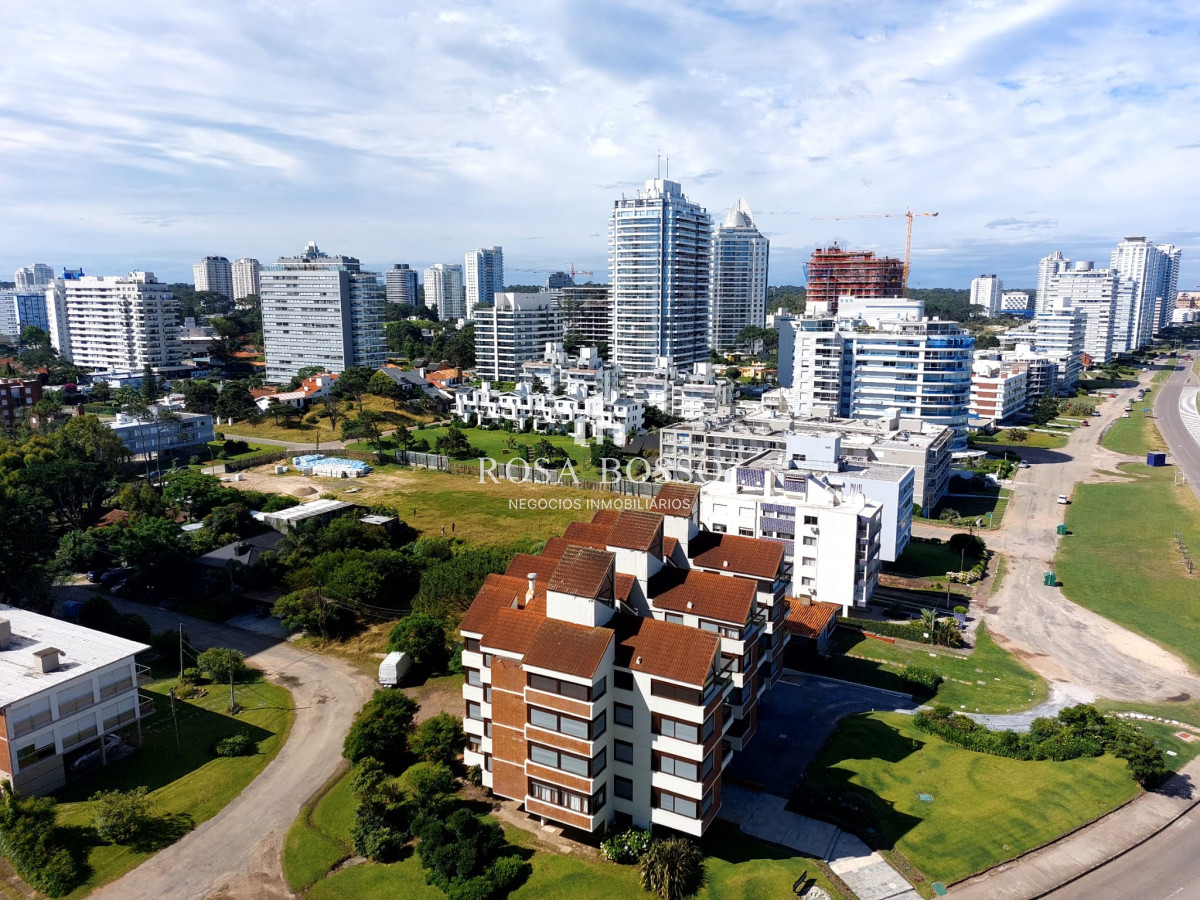 Apartamento ID.9533 - Apartamento de 3 suite y dependencia en VENTA Playa Brava