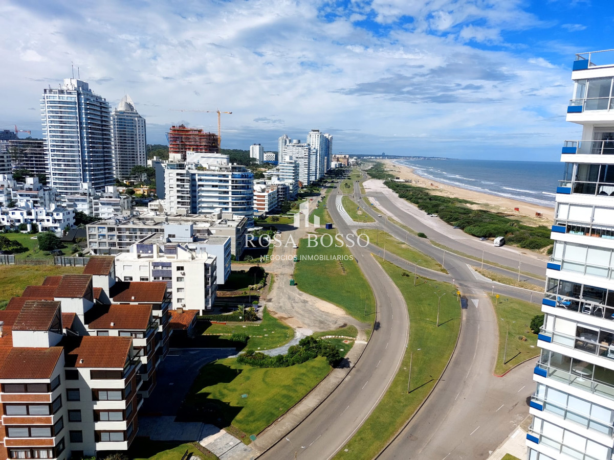 Apartamento ID.9533 - Apartamento de 3 suite y dependencia en VENTA Playa Brava