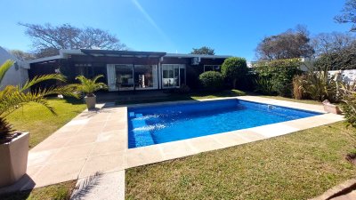 Oportunidad. Vende Casa de cuatro dormitorios en Mansa Punta del Este