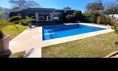 Oportunidad. Vende Casa de cuatro dormitorios en Mansa Punta del Este