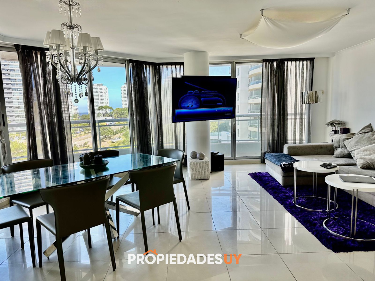 Amplio apartamento en Venta de 3 dormitorios y dependencia en Roosevelt