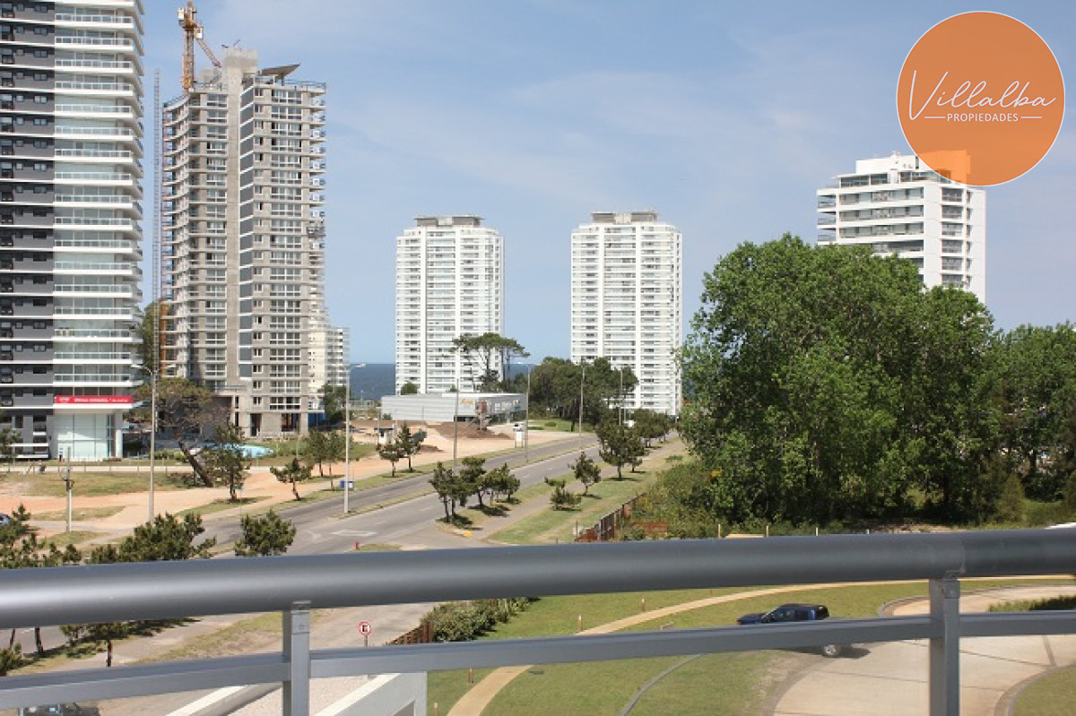 Apartamento ID.2880 - Amplio apartamento en Venta de 3 dormitorios y dependencia en Roosevelt