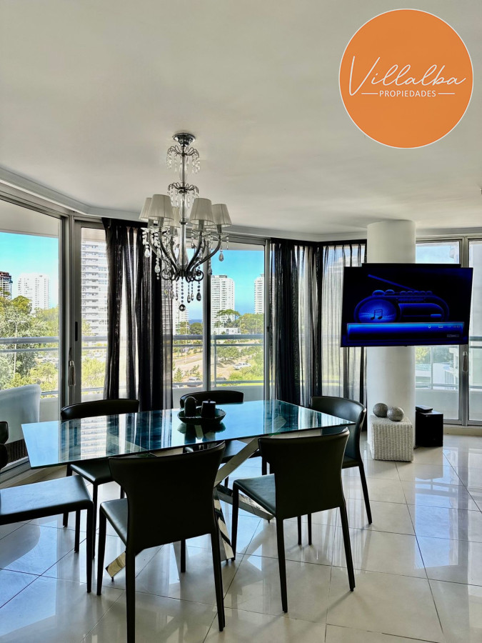 Apartamento ID.2880 - Amplio apartamento en Venta de 3 dormitorios y dependencia en Roosevelt