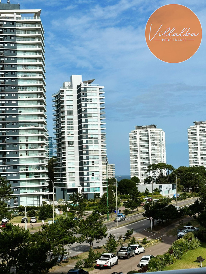 Apartamento ID.2880 - Amplio apartamento en Venta de 3 dormitorios y dependencia en Roosevelt