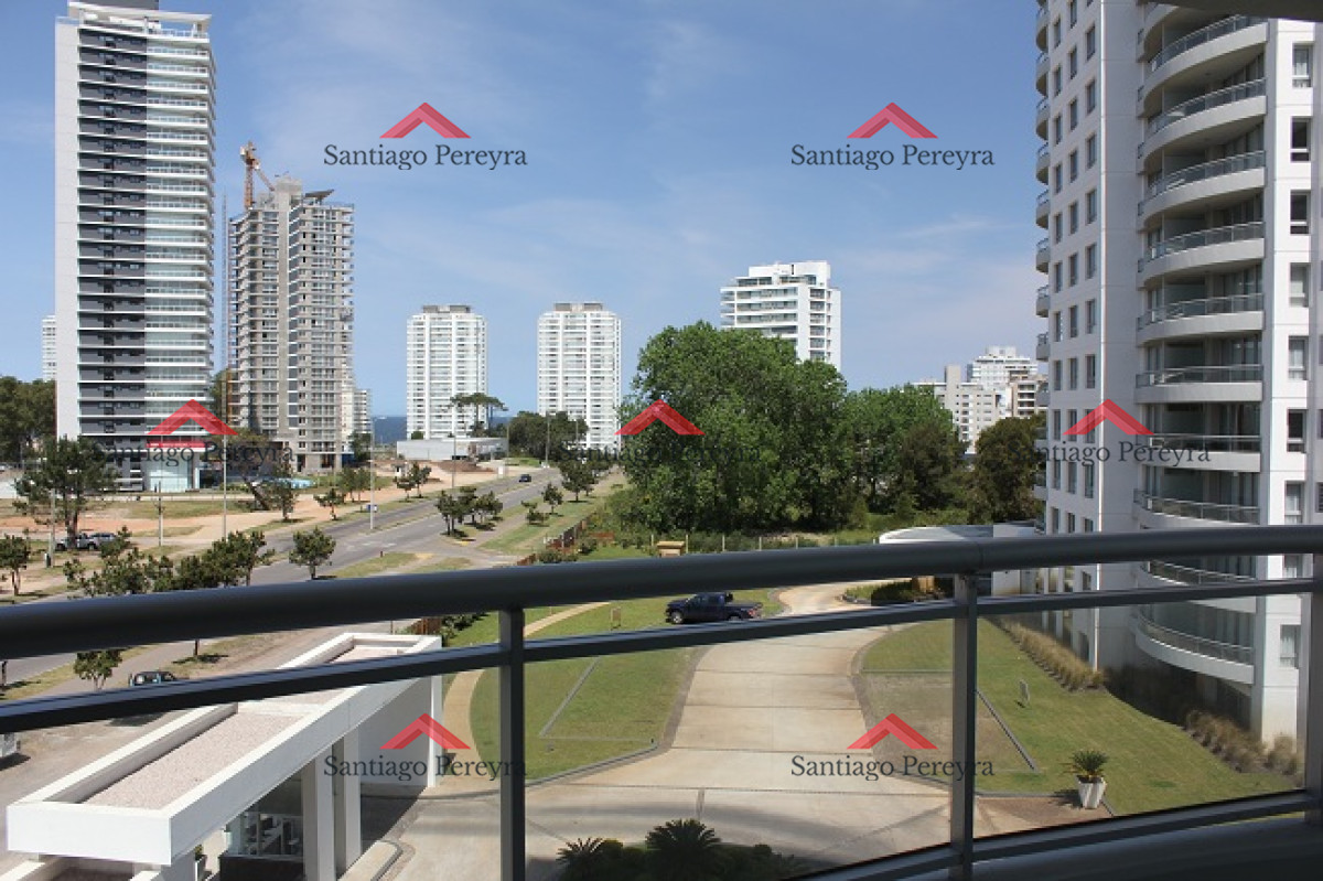 Apartamento ID.14926 - Amplio apartamento en Venta de 3 dormitorios y dependencia en Roosevelt