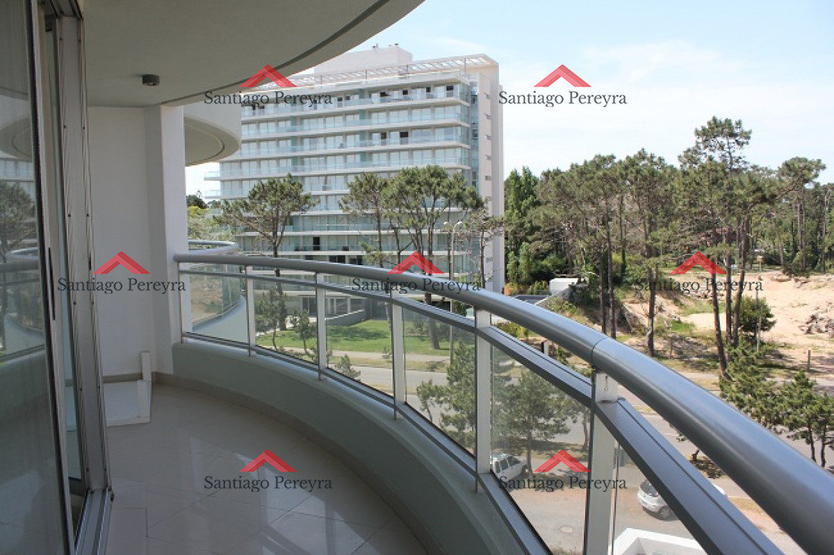 Apartamento ID.14926 - Amplio apartamento en Venta de 3 dormitorios y dependencia en Roosevelt
