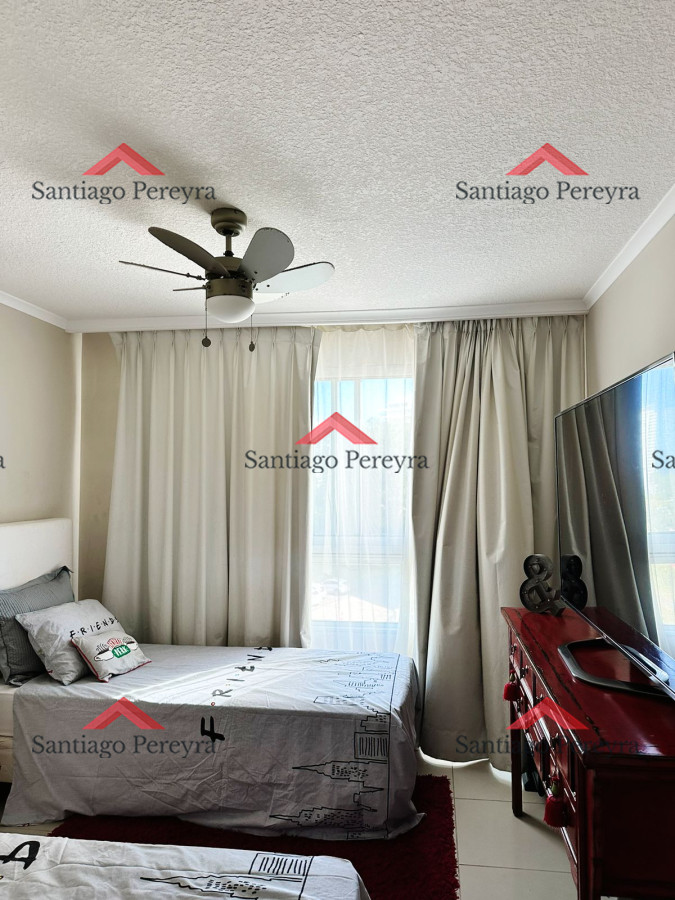 Apartamento ID.14926 - Amplio apartamento en Venta de 3 dormitorios y dependencia en Roosevelt