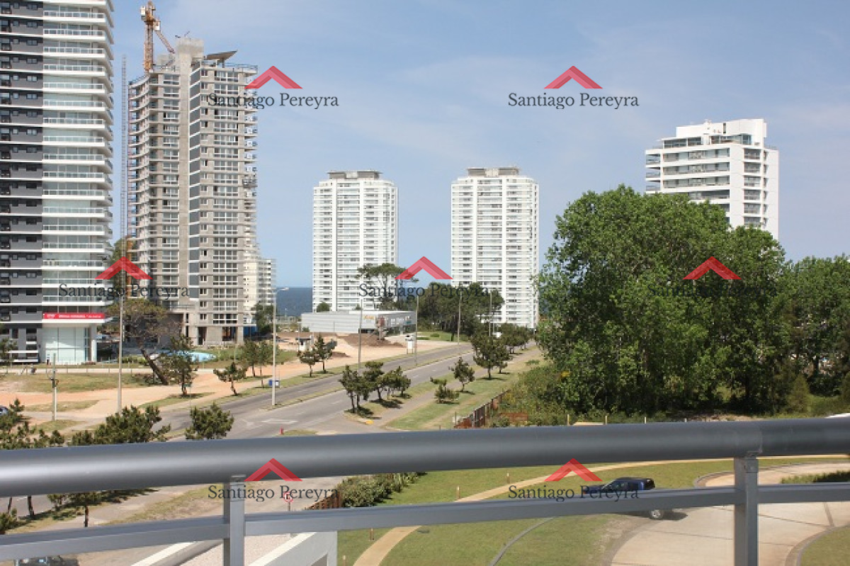 Apartamento ID.14926 - Amplio apartamento en Venta de 3 dormitorios y dependencia en Roosevelt