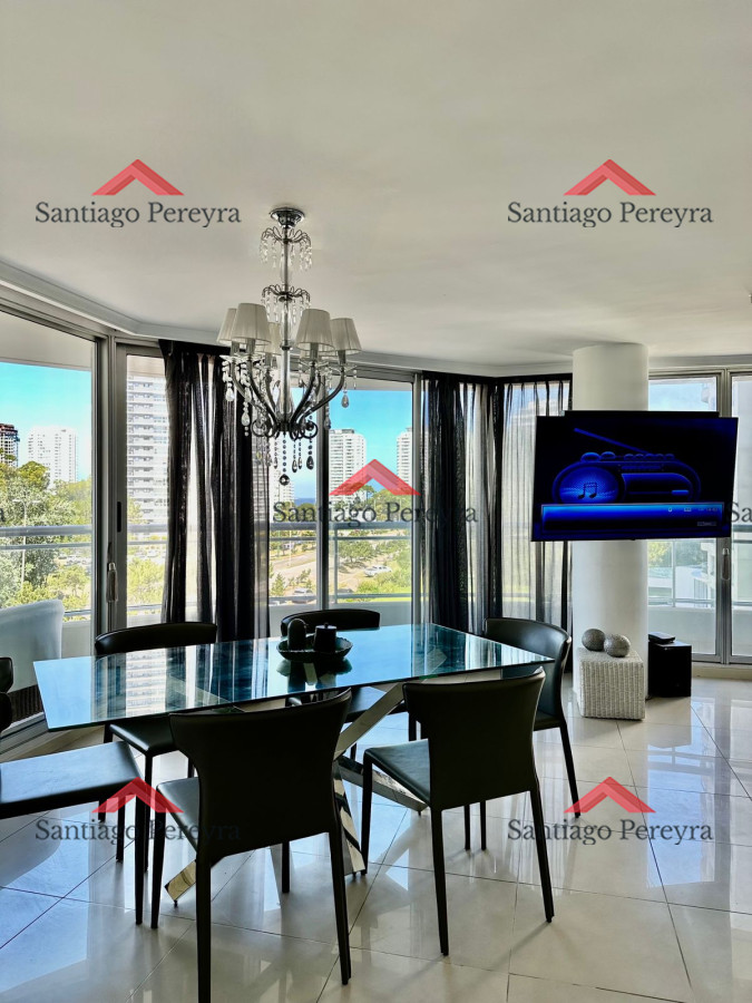Apartamento ID.14926 - Amplio apartamento en Venta de 3 dormitorios y dependencia en Roosevelt