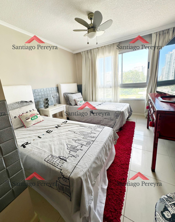 Apartamento ID.14926 - Amplio apartamento en Venta de 3 dormitorios y dependencia en Roosevelt