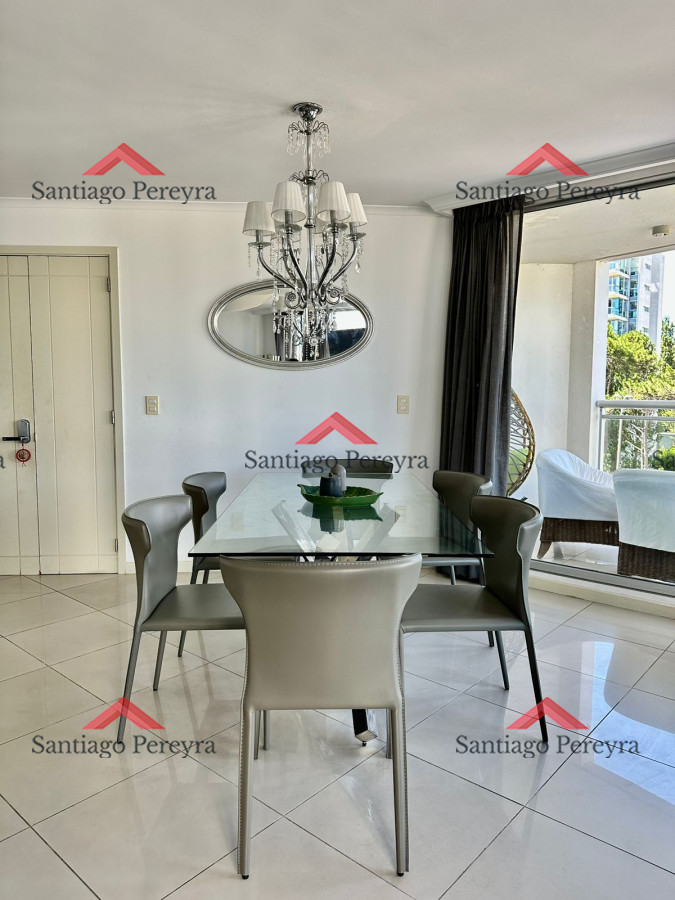 Apartamento ID.14926 - Amplio apartamento en Venta de 3 dormitorios y dependencia en Roosevelt