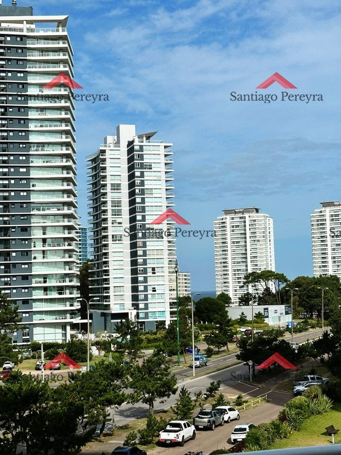 Apartamento ID.14926 - Amplio apartamento en Venta de 3 dormitorios y dependencia en Roosevelt
